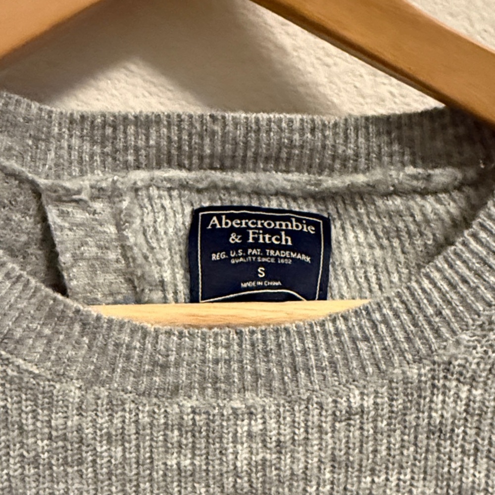 Abercrombie & Fitch Light Gray Crew Neck Sweater with Split Back - Picture 4 of 5